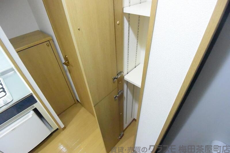 収納　玄関横に収納スペースもあります。