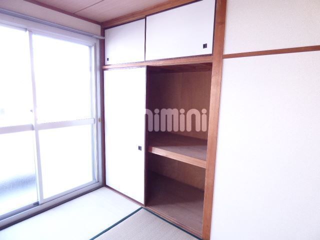 収納　天袋もついてたっぷり収納できる押入れです。