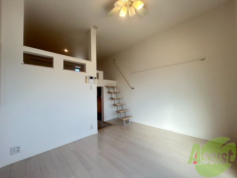 居室・リビング　６帖の洋室です。生活のメインとなる部屋ですね。