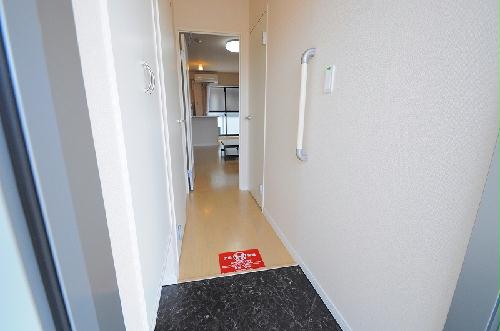 玄関　「同タイプの部屋の写真です」「現況優先」