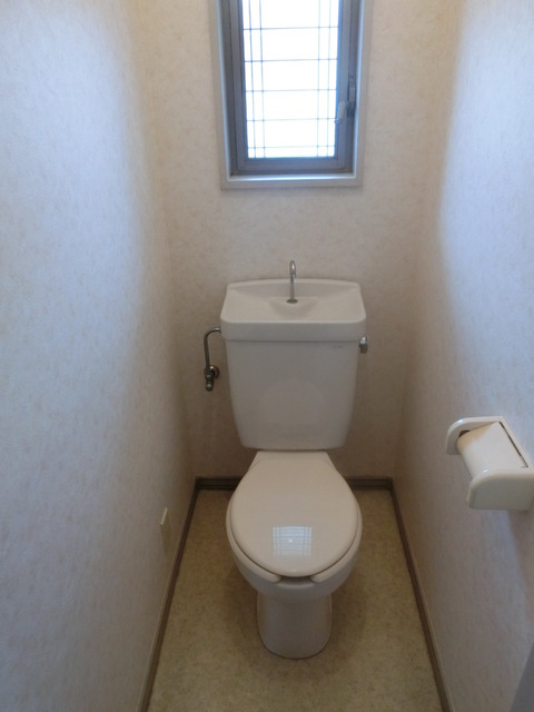 トイレ　窓がある明るいトイレです。