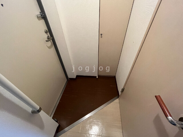 玄関　玄関から直接トイレにアクセス可能です。