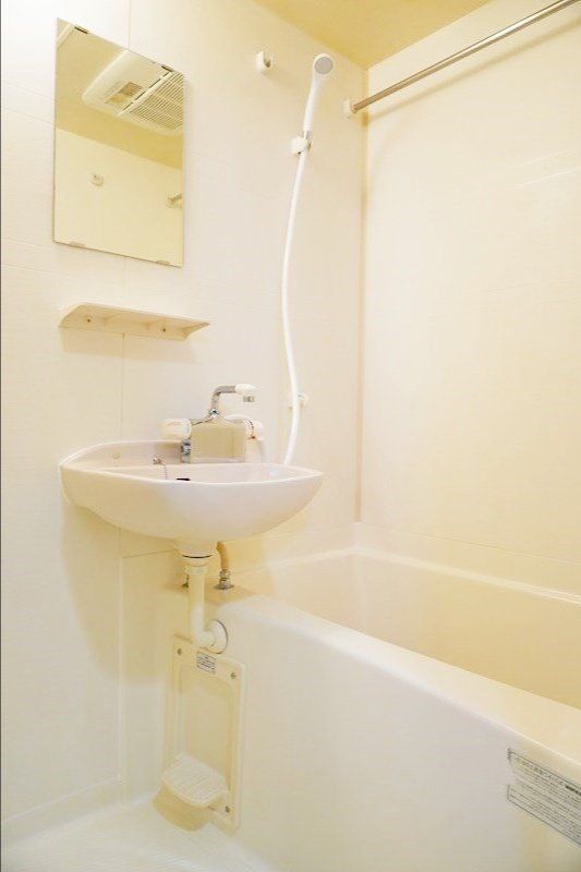 バス・シャワールーム　※同タイプの別のお部屋です