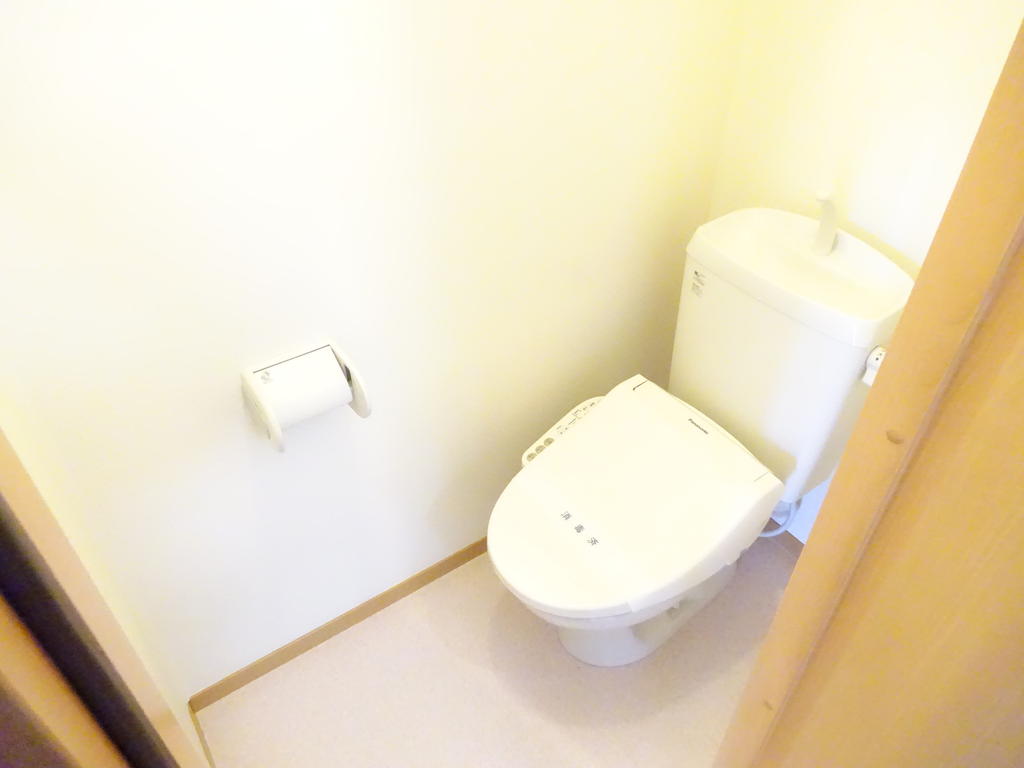 トイレ　温水洗浄便座付トイレです。(別部屋画像・現況優先)