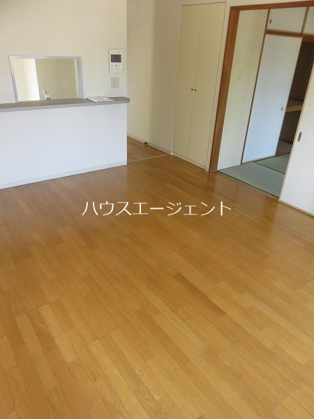 居室・リビング　カウンター付きです。※参考写真