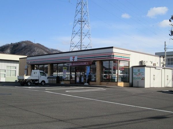 コンビニ　セブンイレブン（コンビニ）まで550m
