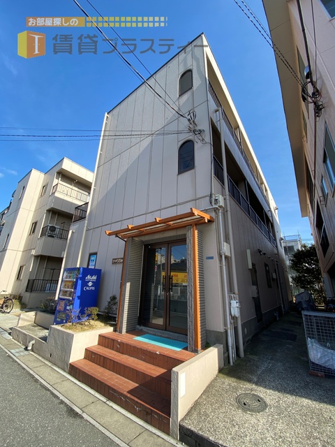 建物外観　エントランスの色合い可愛いです。