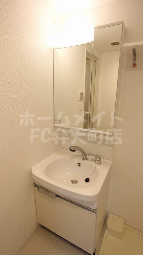 洗面設備　明るい洗面所です