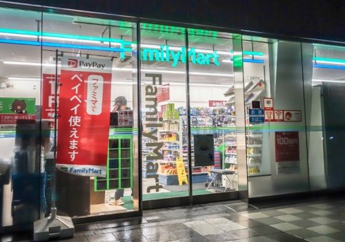 コンビニ　ファミリーマート ホテルインターゲート東京 京橋店（コンビニ）まで243m