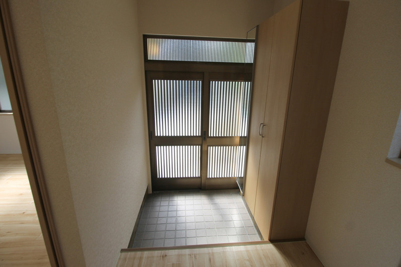 大阪モノレール本線 柴原阪大前駅 徒歩7分 2階建 築43年の玄関写真
