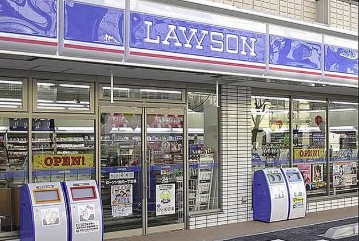 コンビニ　ローソンはるひ野駅前店（コンビニ）まで930m