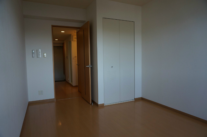 居室・リビング　※同建物の別のお部屋の写真です。