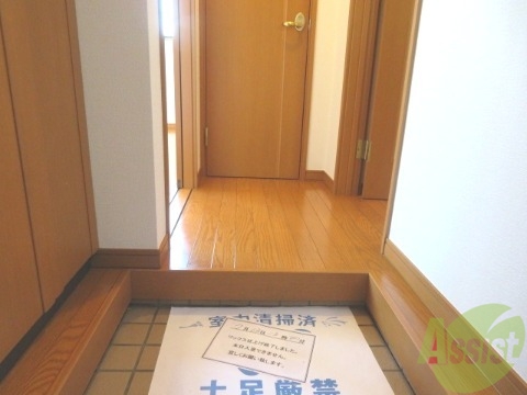 玄関　玄関はお客さんが来ても問題ない広さですね。