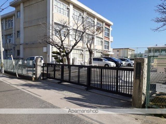 小学校　岐阜市立三里小学校（小学校）まで350m