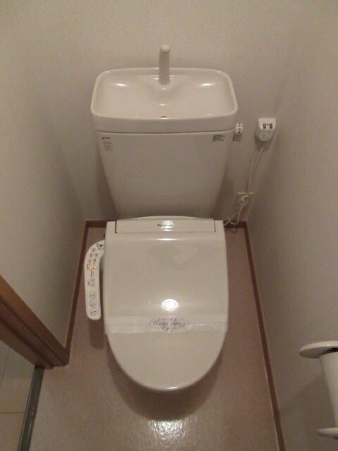 トイレ　写真は別の部屋のものです。