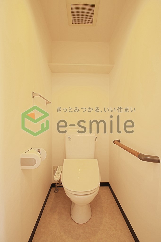 トイレ　落ち着いた色調のトイレです