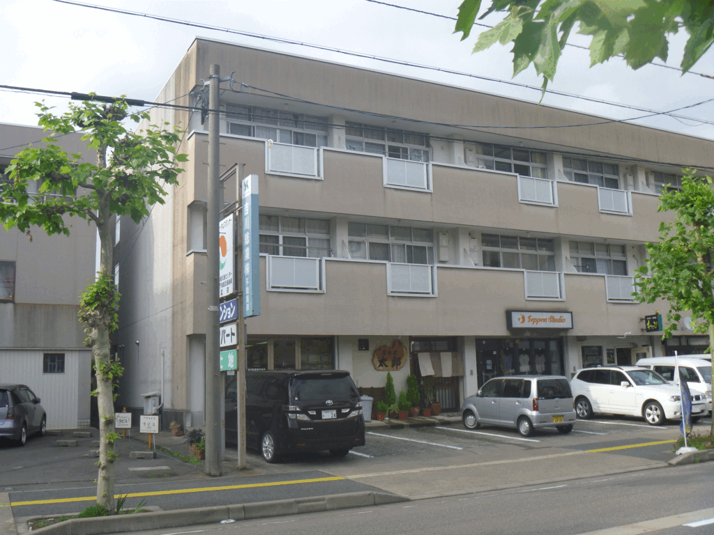 福井市日光のマンションの建物外観