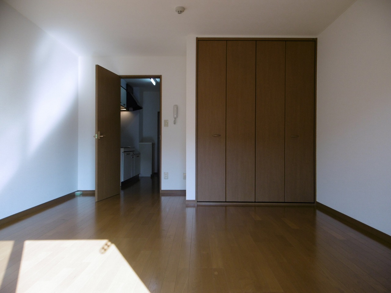 その他　広々した洋室です。床暖房付です。