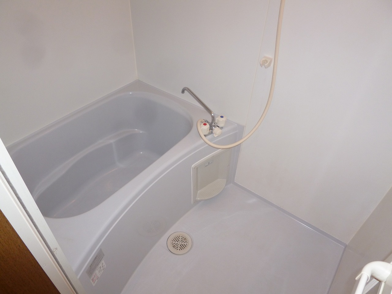 バス・シャワールーム　きれいに清掃済のお風呂になります。