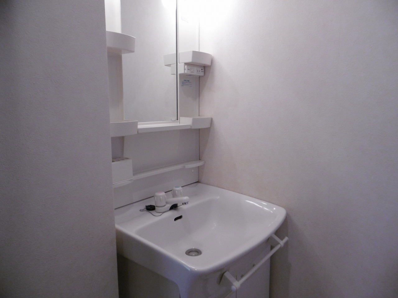 その他設備　独立洗面化粧台になります。