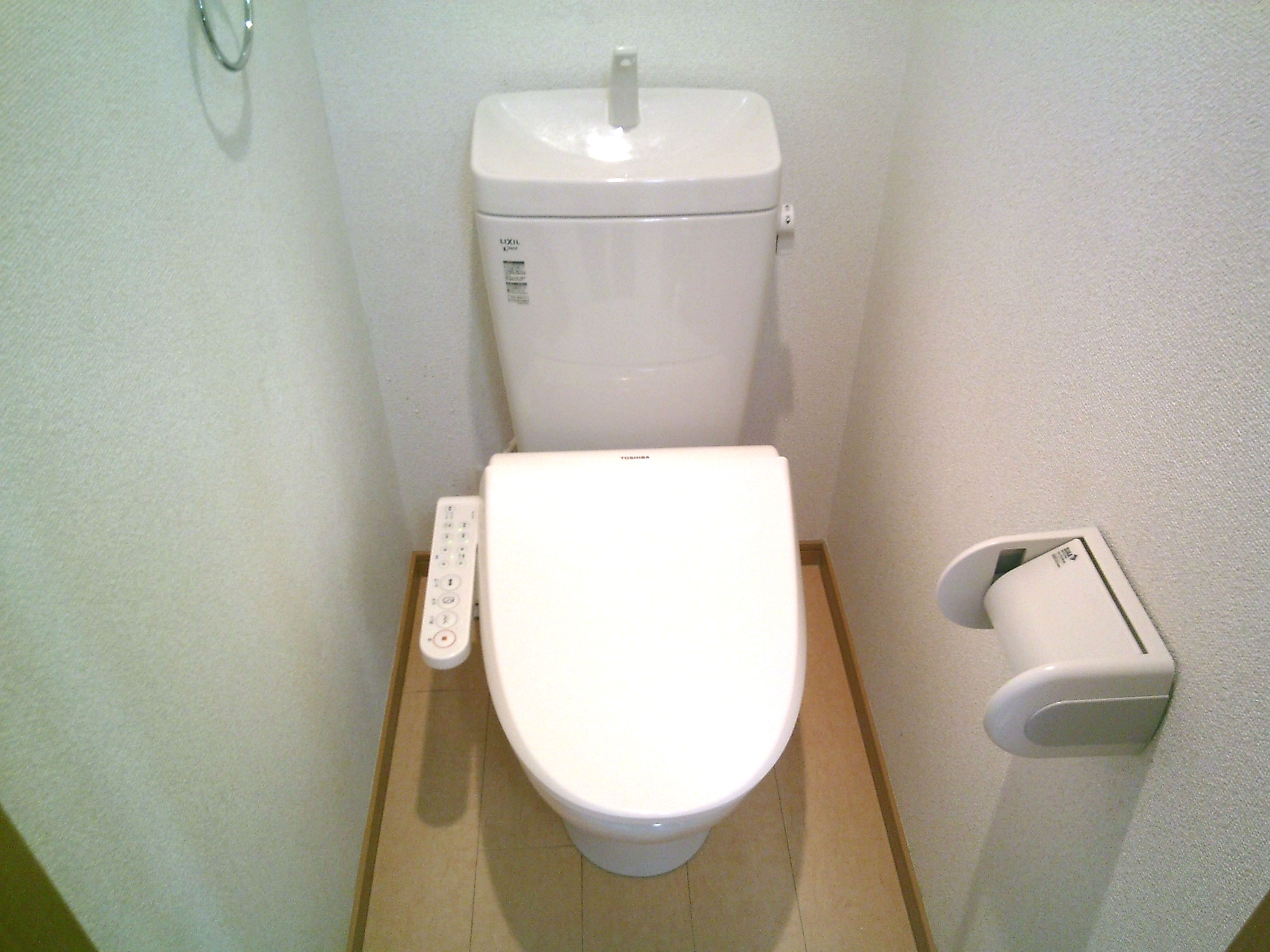 トイレ　WC、ウォシュレット付き