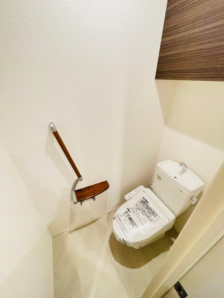 トイレ　洗浄便座や収納あります