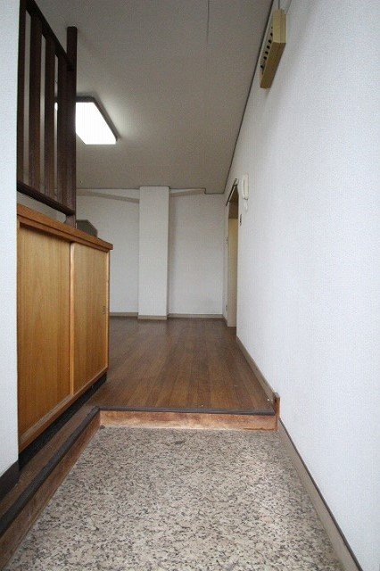 玄関　写真は別号室のものです。