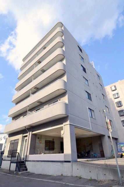 札幌市白石区北郷八条のマンションの建物外観