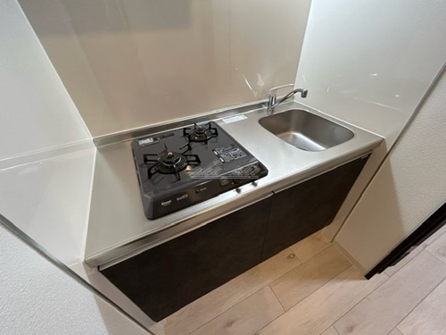 キッチン　電子レンジ、冷蔵庫など家具家電を賃料内で設置