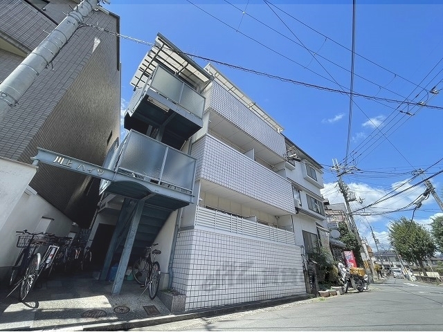 京都市左京区吉田中阿達町のマンションの建物外観