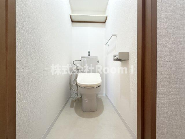 トイレ　落ち着いた色調のトイレです