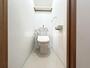 トイレ　落ち着いた色調のトイレです