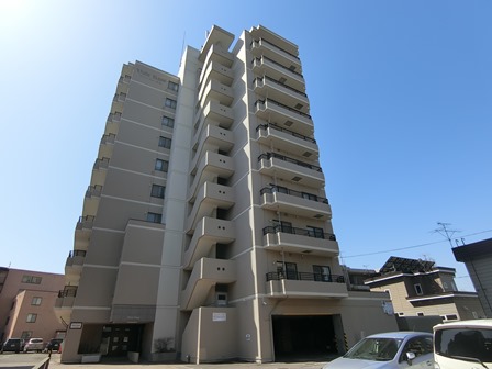札幌市厚別区大谷地西のマンションの建物外観