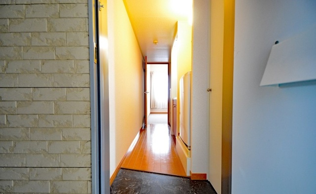 玄関　同物件、別号室の写真です