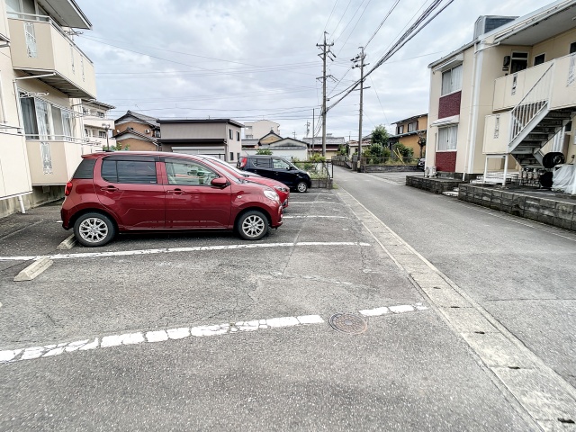 【ルミエールANDO　Bの駐車場】