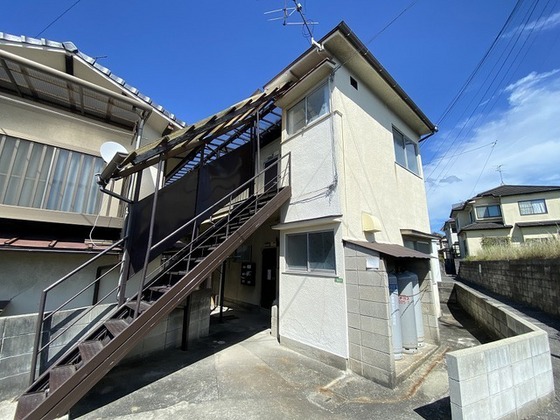 安芸郡府中町桃山のアパートの建物外観