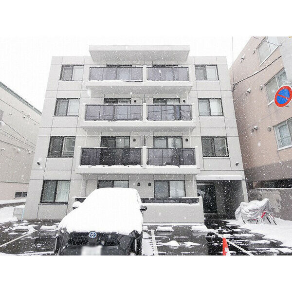 札幌市中央区南十四条西のマンションの建物外観