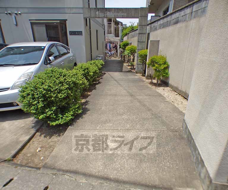 【京都市左京区北白川上池田町のマンションのエントランス】