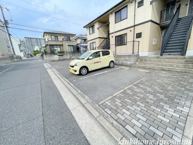 【広島市佐伯区皆賀のアパートの駐車場】