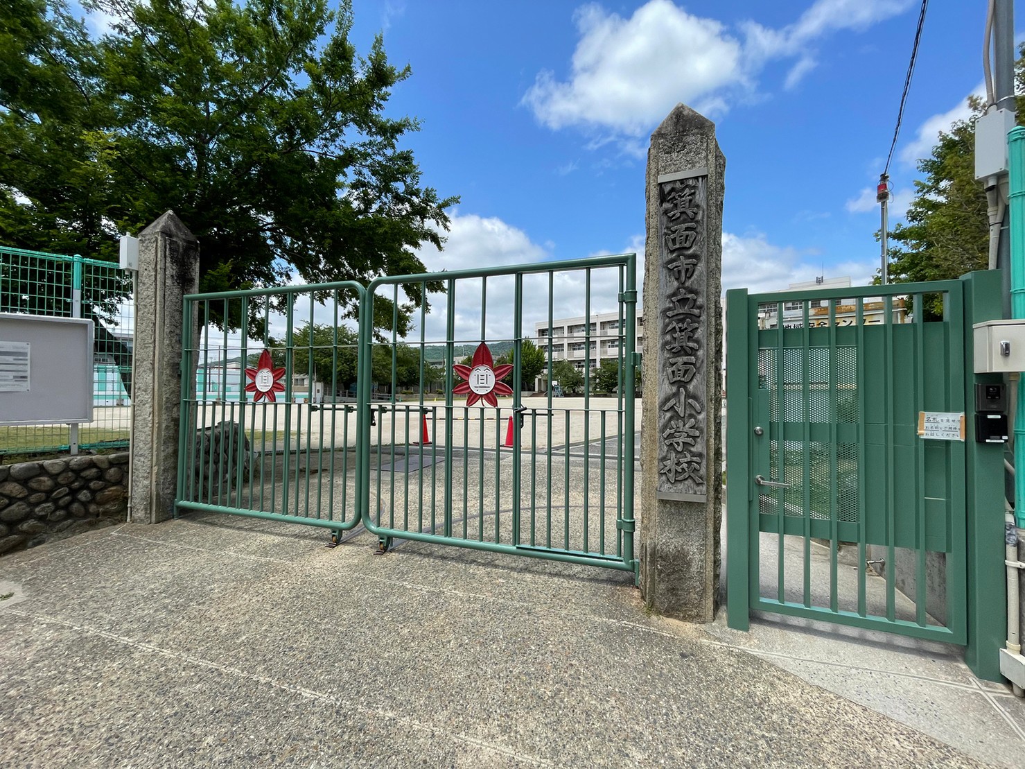 【箕面市桜のマンションの小学校】