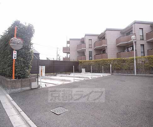 【京都市伏見区桃山羽柴長吉中町のマンションの駐車場】