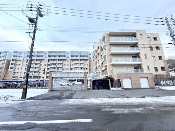 札幌市中央区南十一条西のマンションの建物外観