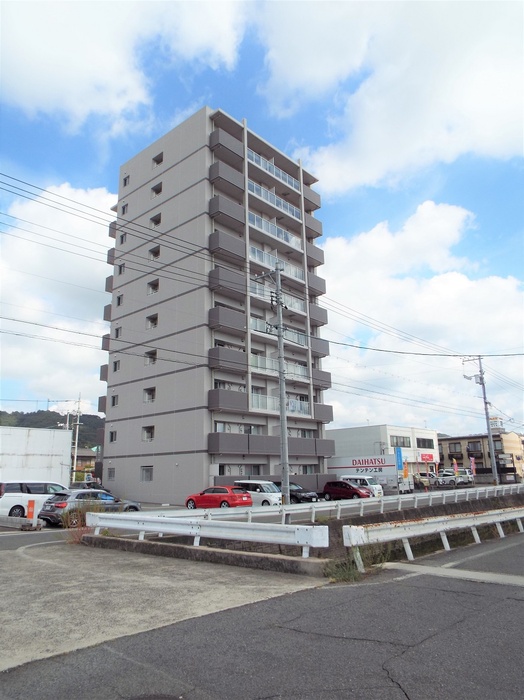 福山市春日町のマンションの建物外観