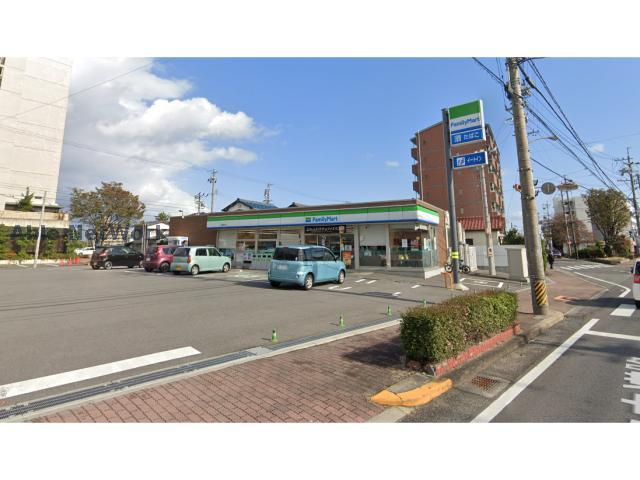 コンビニ　ファミリーマート鈴鹿算所店（コンビニ）まで516m