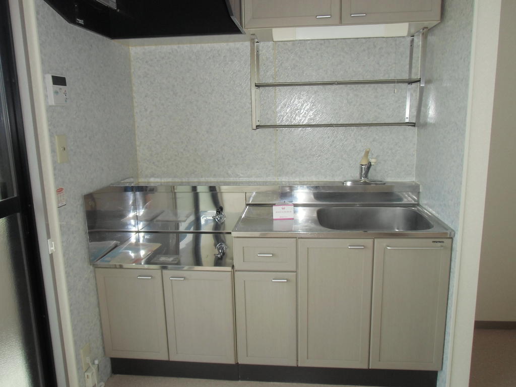 キッチン　明るいキッチンはリビングの様子を見ながら会話も弾みます！