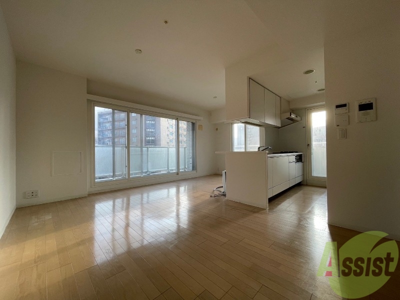 居室・リビング　リビングです。木目のフローリングが落ち着きますね。