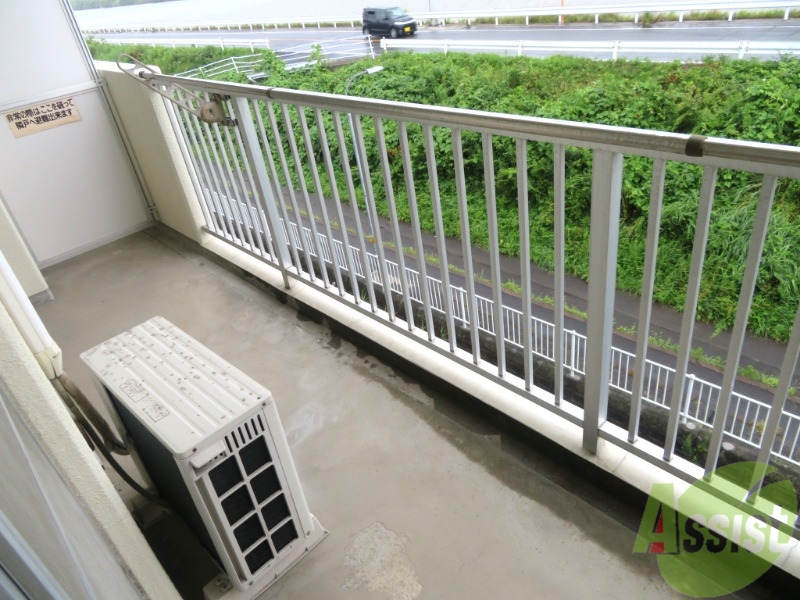 バルコニー　バルコニースペースも広く、洗濯物も問題なく干せそうですね。