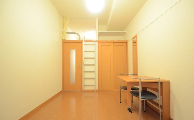 居室・リビング　同物件、別号室のものです。