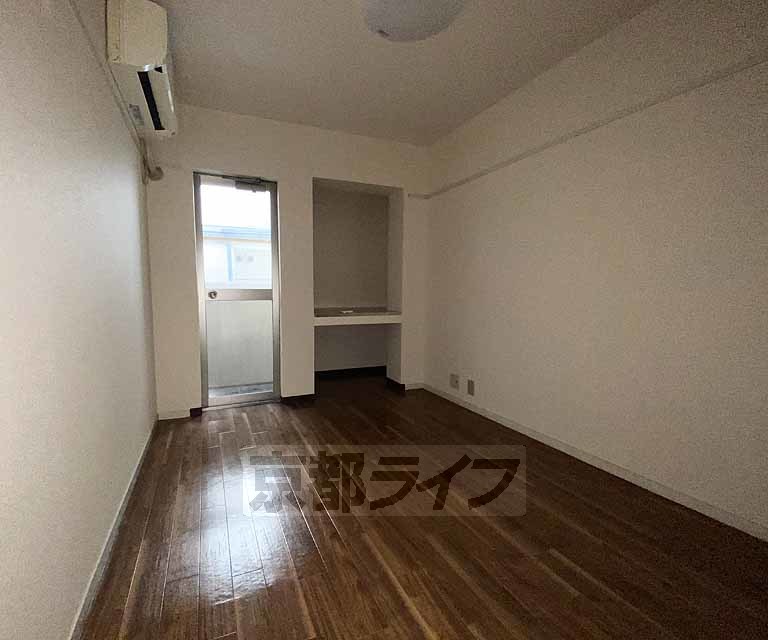 居室・リビング　落ち着いた雰囲気のお部屋です