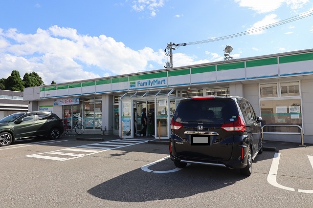 コンビニ　ファミリーマート（コンビニ）まで370m